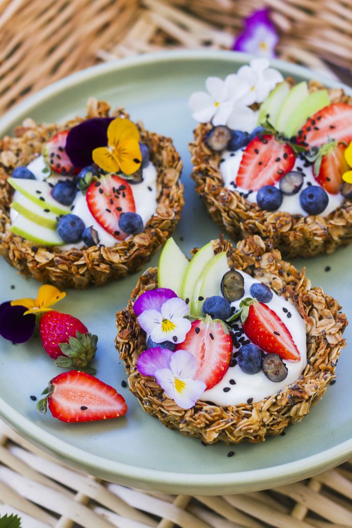 cesta de granola - yogurt y fruta - delicioso
